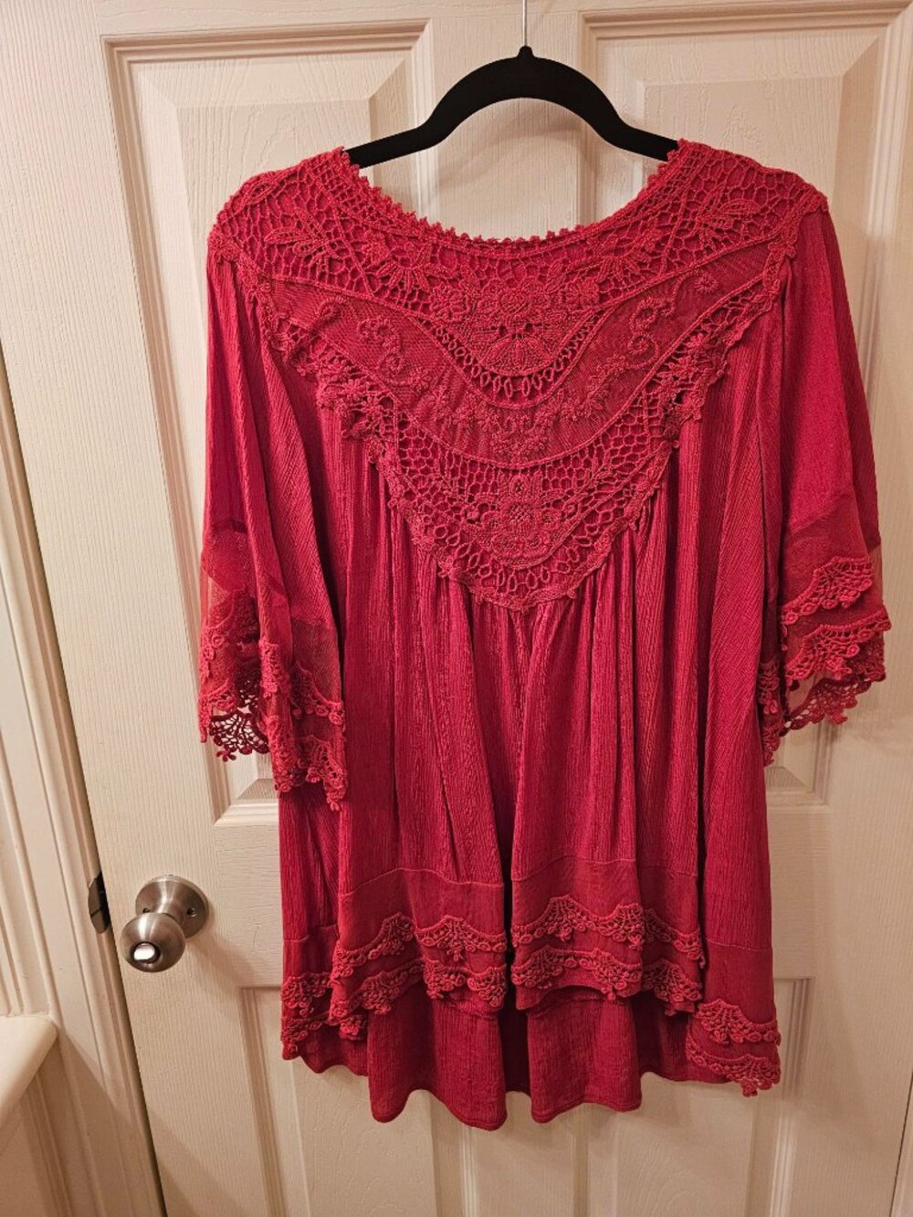 NWT Easel Medium Burnt Orange Blouse w / Lace Detail